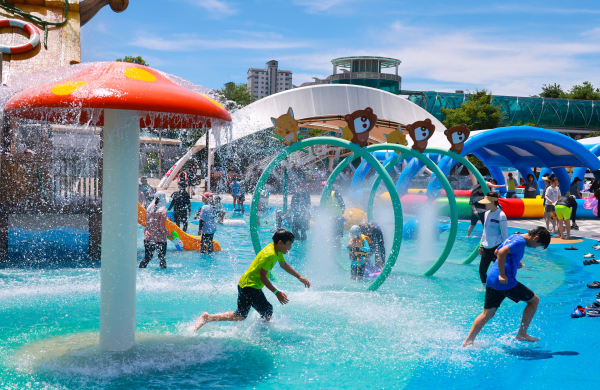 지난 26일, 개장한 동화울수변공원 어린이 물놀이장에서 아이들이 물놀이를 즐기고 있다