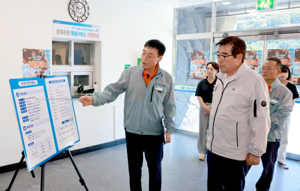 김동일 시장, 피서지 근무자 격려 모습(석탄박물관)