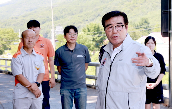 김동일 시장 피서지 근무자 격려 모습