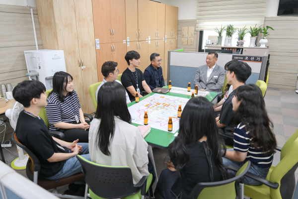 최원철 공주시장, 민원 최일선 공무원 애로사항 청취 모습