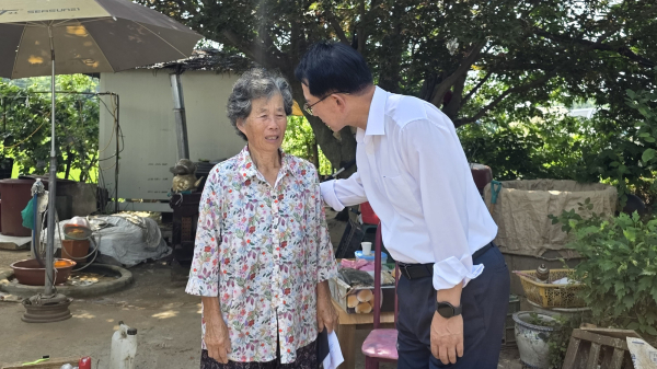 1일 이완섭 서산시장이 운산면, 음암면에 거주하는 시민을 만나 주택 침수에 대한 위로의 말과 구호 물품을 전달했다.