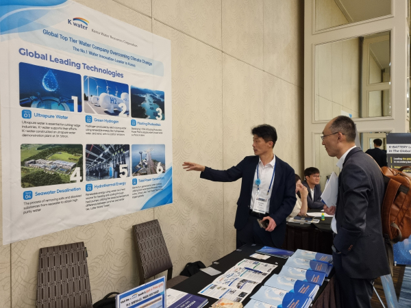 캐나다 몬트리올에서 CKC 2025가 열린 가운데, 7월 30일 한국수자원공사 홍보부스에서 초순수 등 한국수자원공사가 개발 중인 글로벌 선도기술에 대한 설명이 이뤄지고 있다.