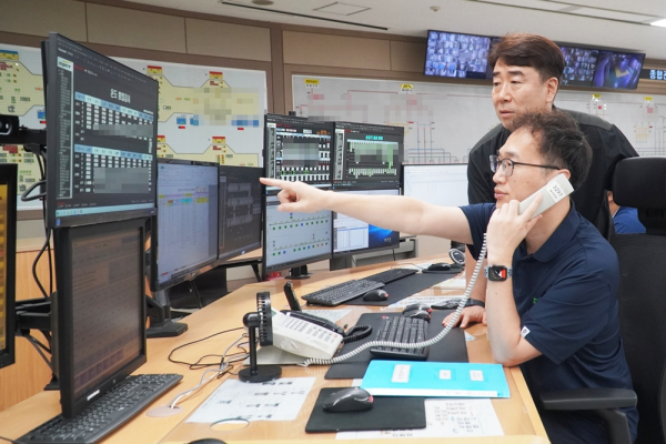 도시철도 스마트 공조 및 피크 전력 등을 통제하는 종합관제실 기계관제 모습