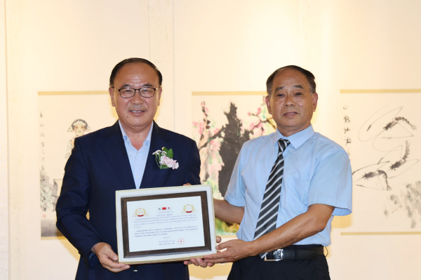 서산시의회 조동식 의장, 중국 예문제미술관으로부터 ‘감사패’ 수상 모습