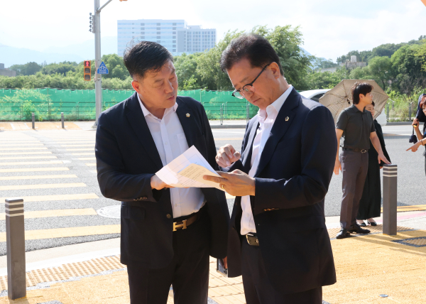 유성구의회 여성용 부의장, 어린이 보행 안전 강화위한 바닥신호등 설치 완료 모습