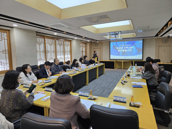 지난 4월 14일 서울 도봉구청 관계자들이 유성구청을 방문해 유성형 통합돌봄사업 발표를 청취하고 있다.