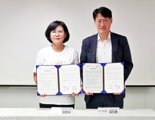 업무협약 체결. (사진 왼쪽) 김인식 대전시사회서비스원장, 김도형 대전지방고용노동청장
