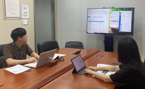 업무용 메신저인 ‘위톡(WeTalk)’의 기능개선을 마쳤다고 6일 밝혔다. (위톡 시연 장면)