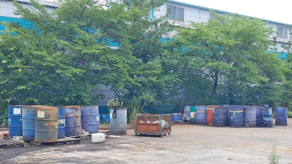 7월 15일 음암면 신장리 일원 한 공장에서 발견된 폐유 등이 담긴 드럼통