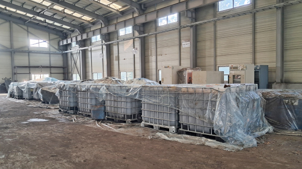 시가 7월 말 폐유가 담긴 드럼 등을 공장 내부로 옮긴 모습