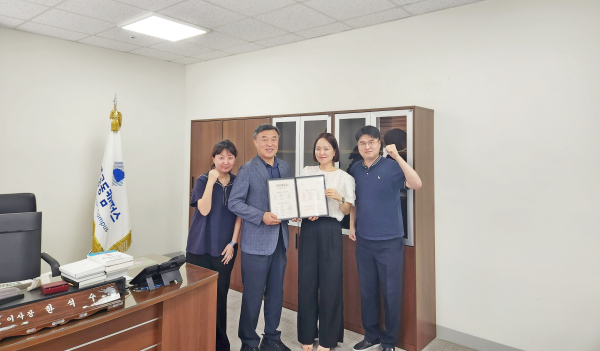 행복청 한경희 혁신행정담당관(왼쪽 3번째)이 세종공동캠퍼스운영법인 한석수 이사장(왼쪽 2번째)에게 ‘청렴레시피 북’ 전달 모습