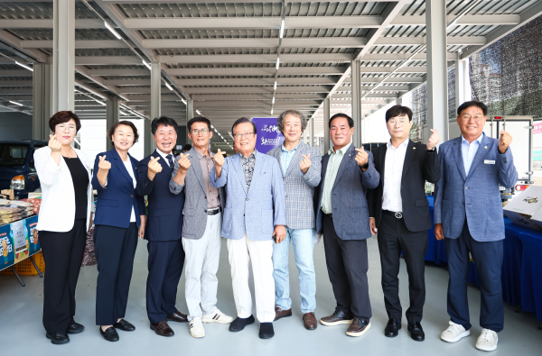 청양군의회, 신도림 목요 직거래장터 현장 방문 단체사진