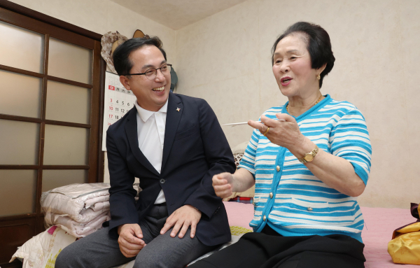 박희조 동구청장이 광복절을 앞두고 독립유공자 유족을 위문하고 있는 모습
