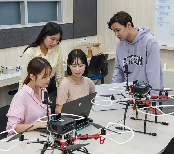 학생 주도적 융합교육 프로그램에서 드론 체험 실습에 참여하고 있는 학생들