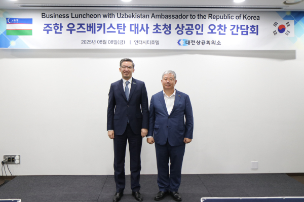 정태희 회장이 주한 우즈벡 대사와 기념사진 촬영