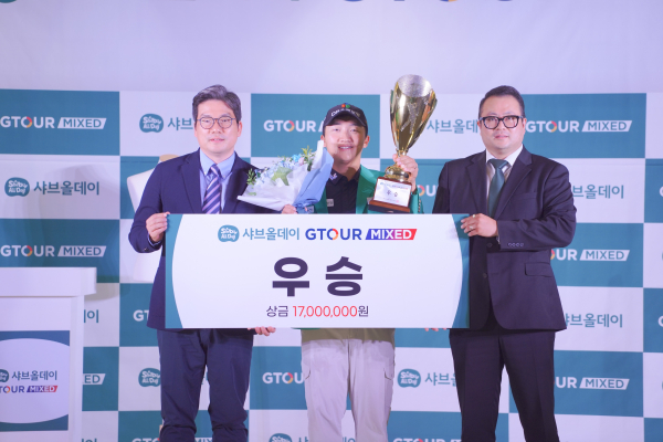 지난 9일(토) 대전 골프존조이마루에서 열린 ‘2025 샤브올데이 GTOUR MIXED’ 2차 대회 시상식에서 (왼쪽부터)골프존 손장순 상무, 우승자 김홍택, 올데이프레쉬 우진규 이사가 기념촬영을 하고 있다.