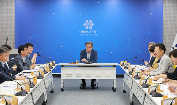 정용래 유성구청장이 11일 열린 간부회의를 주재하고 있다.