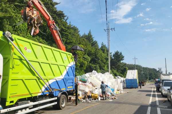 지난 8월 4일 신진항 일대 도로에 적치된 폐스티로폼 수거 모습.
