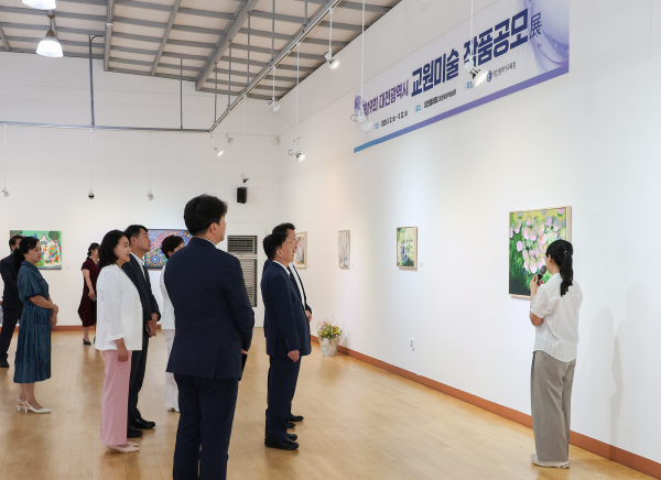 '제19회 대전시 교원미술작품 공모전' 입상작 전시 모습