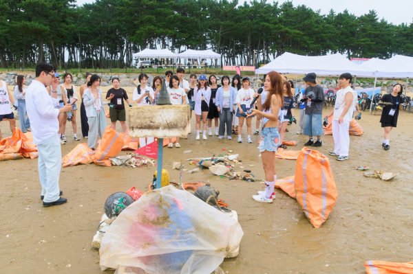 지난 9일 남면 마검포에서 진행된 ‘제2회 핫바디 플로깅’ 행사 모습.