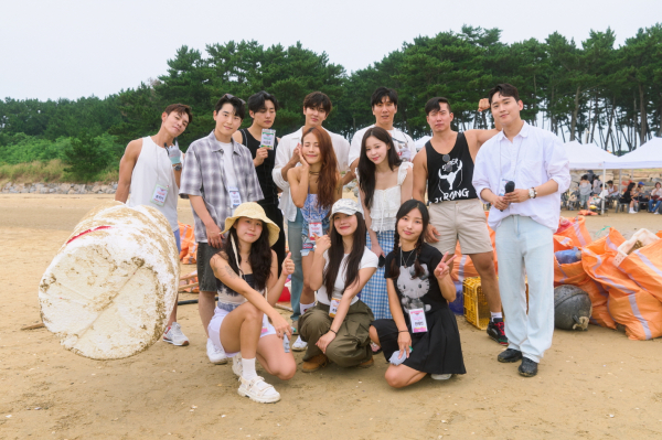 지난 9일 남면 마검포에서 진행된 ‘제2회 핫바디 플로깅’ 행사 모습.