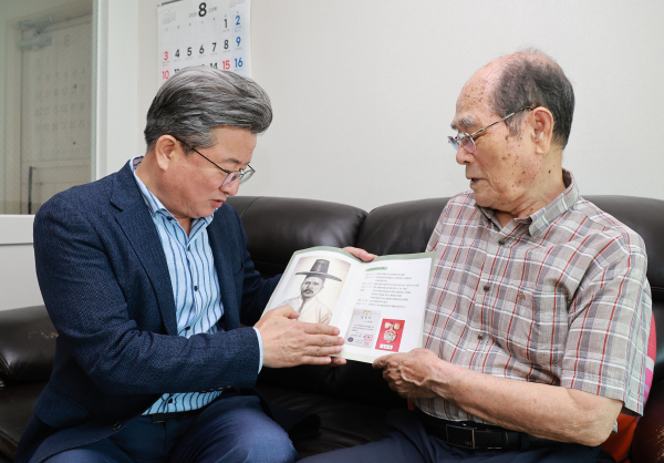 13일, 정용래 유성구청장(왼쪽)이 故 조재복 애국지사의 자녀인 조만호 씨(오른쪽) 가정을 방문해 감사와 존경의 뜻을 전했다.