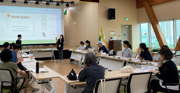 지난 6일 산림복지종합교육센터에서 늘봄학교 숲교육 전문강사들이 프로그램 시연을 선보이고 있다.