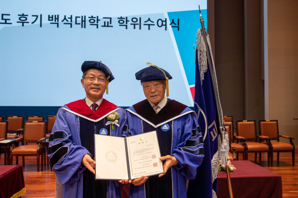 최고령인 82세 나이로 신학박사 학위를 받은 최순기 씨가 지도교수인 이경직 기획산학부총장(왼쪽)과 함께 학위기를 들고 기념촬영