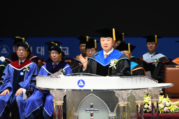 백석대 2024학년도 후기 학위수여식에서 장종현 총장이 훈사를 전하고 있다.