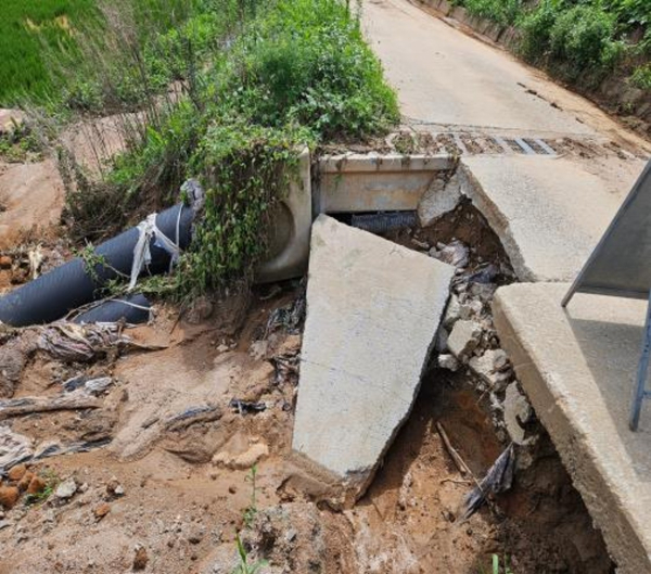 지난 집중호우로 인해 파손된 음암면 신장리 마을안길
