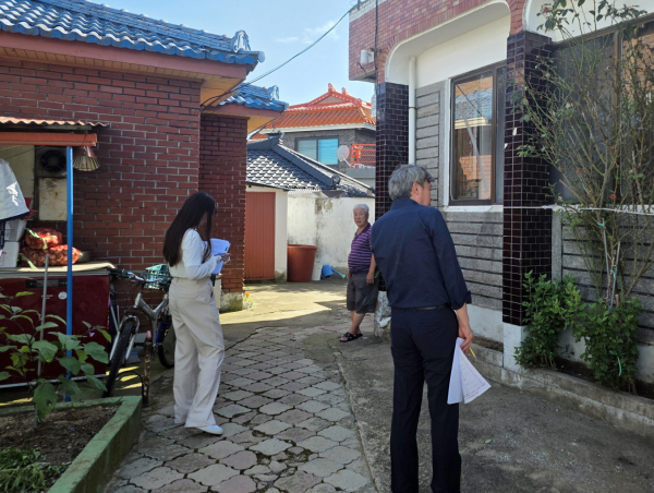 지난달 태안읍 남문리의 한 주택에서 진행된 집수리 점검단 현장조사 모습.