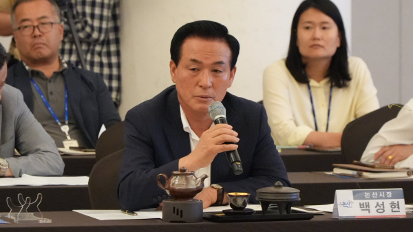 충남시장군수협의회서 발언하고 있는 백성현 논산시장