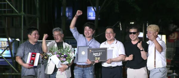 탄탄한 음악적 완성도와 무대 장악력을 선보인‘하는걸로’팀에게 이장우 대전시장이 대상을 시상하고 있다.