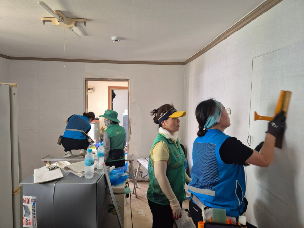 지난 8월 2일 부춘동 일원에서 진행된 도배장판 봉사활동