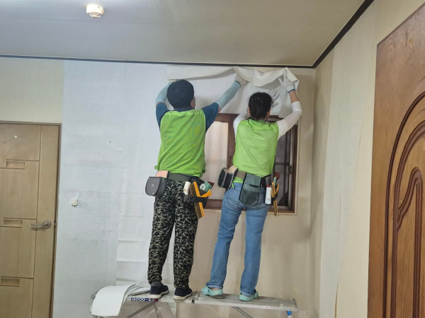 지난 8월 2일 부춘동 일원에서 진행된 도배장판 봉사활동