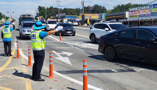 남면 원청리에서 피서철 교통봉사를 진행 중인 전국모범운전자연합회 충남 태안지회 회원들 모습.
