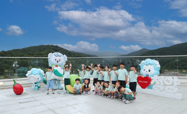 아이들이 칠갑타워 전망대에서 단체사진을 찍고 있다.