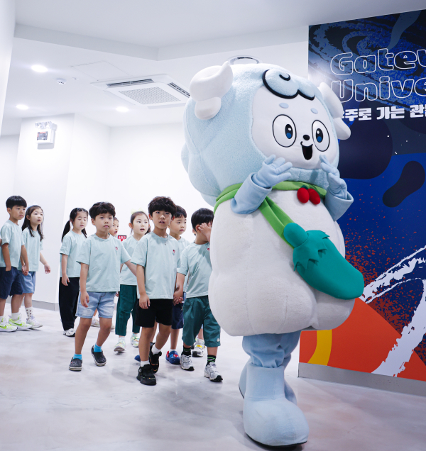 아이들이 미디어영상관과 라이브스케치를 체험하고 있는 모습