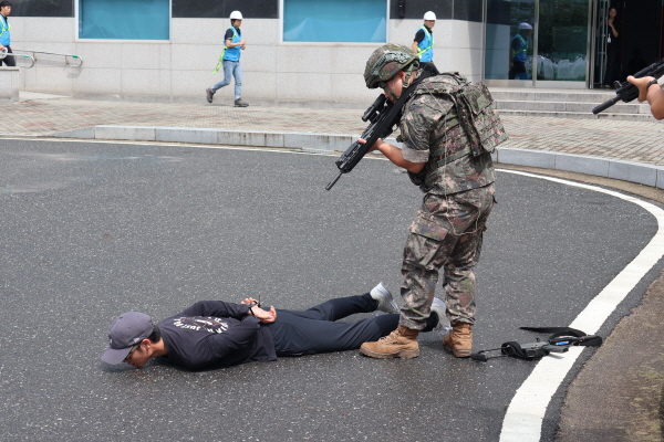 을지연습 실제훈련 중 ID본부에 잠입한 테러범을 제압하는 군인 모습