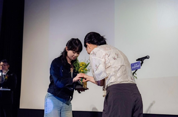 이주아 감독, 들꽃영화상 시상