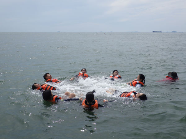 교원 생존수영 연수 진행 모습