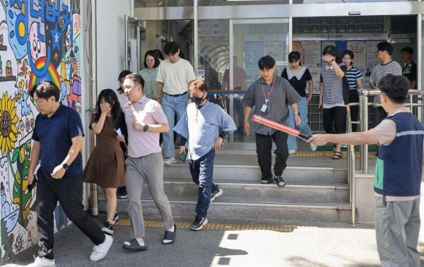 20일 오후 실제 적 항공기나 미사일 등에 의한 공습상황을 가정한 민방위 대피훈련 진행 모습