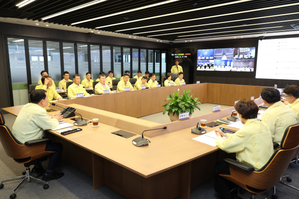 21일, 한국수자원공사 대전 본사 재난안전상황실에서 ‘전사 안전활동 소통회의’가 진행되고 있다.(사진 왼쪽 윤석대 한국수자원공사 사장)