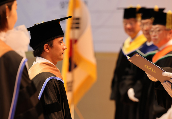 석·박사 학위수여식에서 수하일리 관광경영학 박사가 학위증을 수여받고 있다.