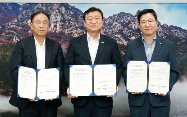 성창훈 조폐공사 사장(오른쪽)과 명창환 전라남도 행정부지사(가운데), 조정일 코나아이 대표이사(왼쪽)가 전남형 탄소중립포인트제 구축·운영을 위해 업무협약식 체결식 모습