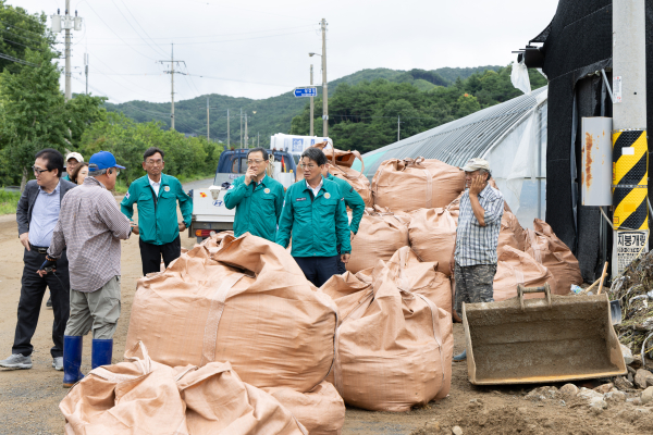 지난 7월 김돈곤 군수가 집중호우 피해지역을 점검하고 있다.