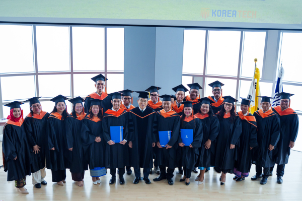 2025학년도 글로벌 직업기술교육훈련 석사과정(GTM) 졸업생들이 22일 1캠퍼스 다담미래학습관에서 진행된 학위수여식에 참여했다.