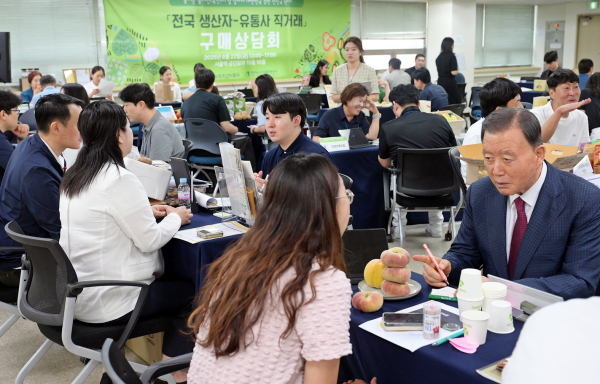 ‘전국 생산자-유통사 직거래’ 구매상담회 현장(홍문표 사장 모습)