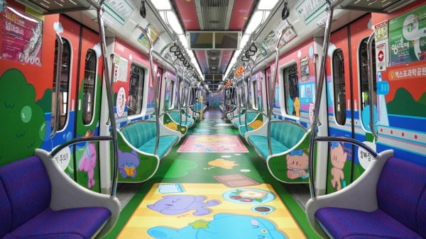 꿈씨테마열차 내부 — 객실 곳곳에 대전 마스코트 ‘꿈씨패밀리’ 그림이 가득해 어린이 승객들의 사랑을 받고 있다.
