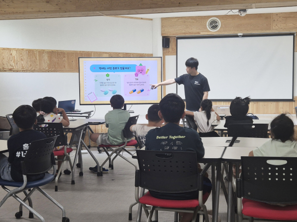 약의 종류에 대해 설명을 하는 모습